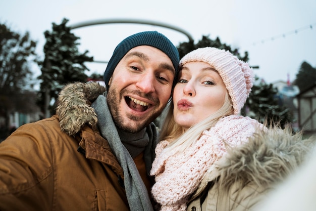 Coppia in inverno che soffia un bacio