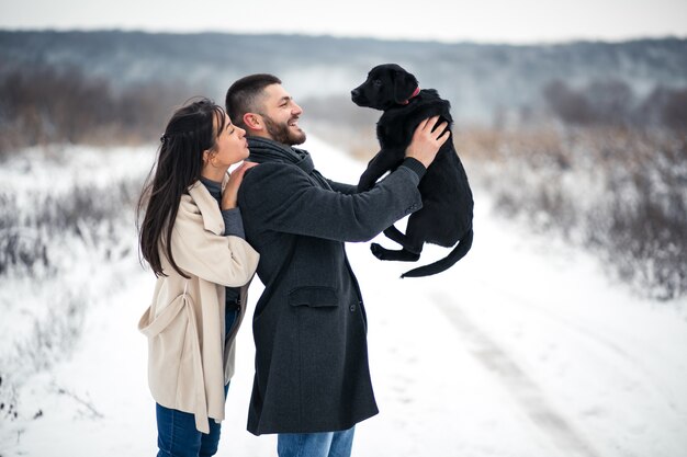 Coppia in inverno in strada con il cane