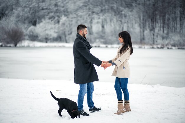 Coppia in inverno in strada con il cane