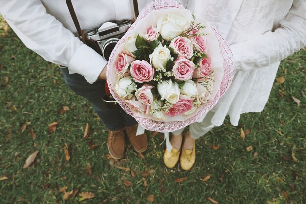 Coppia in possesso di un bouquet di nozze