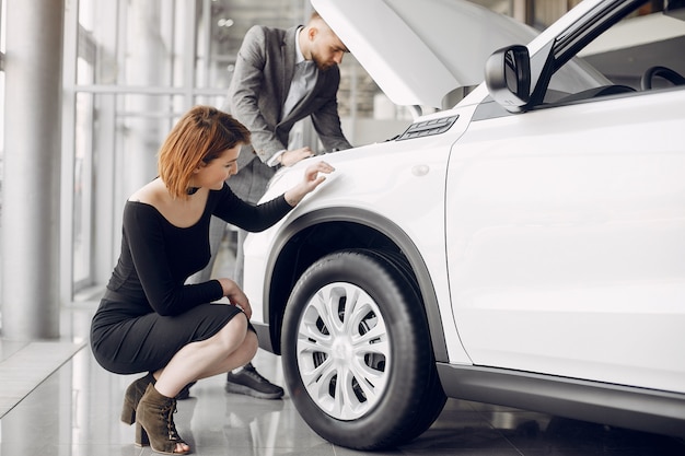 Coppia in un salone di auto