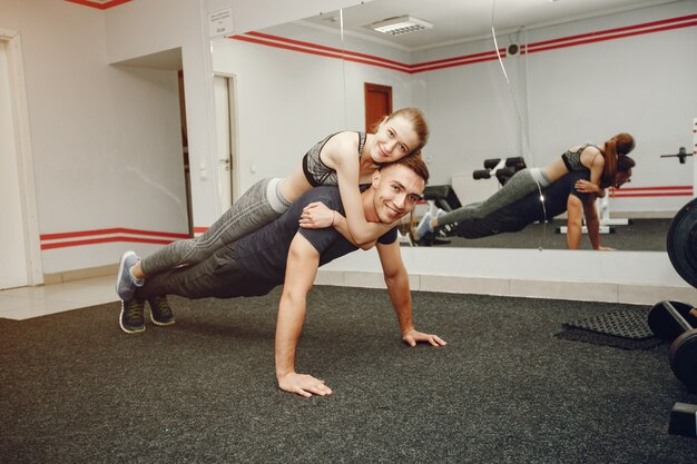 Coppia in una palestra