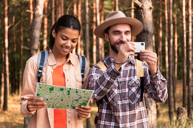 Coppia in viaggio insieme verso una nuova destinazione