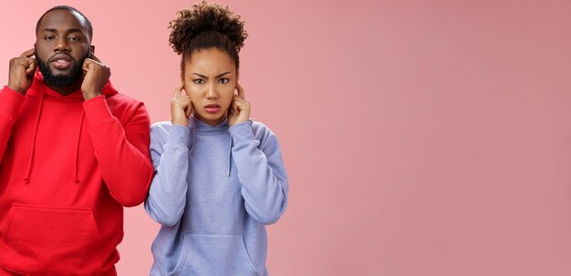 Coppia infastidita e stanca donna afroamericana uomo relazione esausta l'un l'altro orecchie chiuse spina