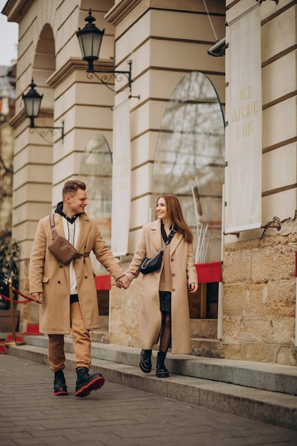 Coppia insieme camminando per la strada il giorno di San Valentino