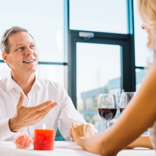 Coppia insieme durante una cena romantica