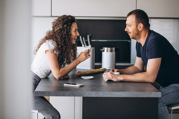 Coppia insieme in cucina a bere il caffè