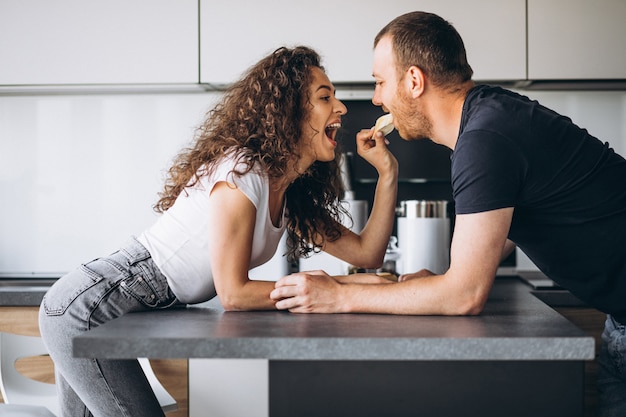 Coppia insieme in cucina a bere il caffè