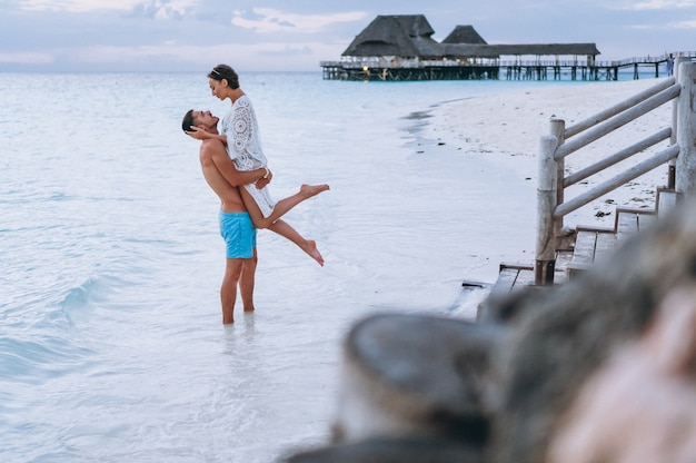 Coppia insieme in vacanza sull'oceano