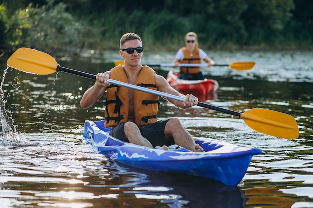 Coppia insieme kayak sul fiume