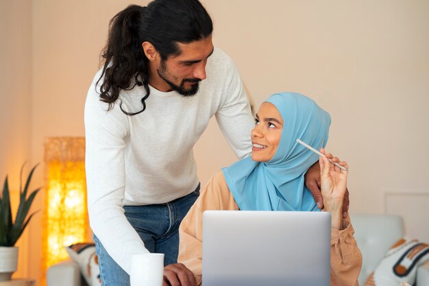 Coppia islamica di tiro medio con laptop