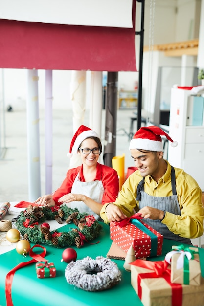 Coppia la preparazione di decorazioni natalizie e regali di confezionamento