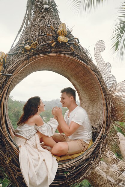 Coppia la seduta in un grande nido su un Bali