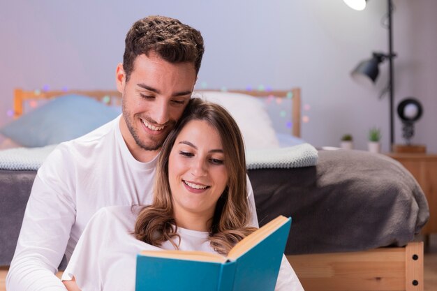 Coppia leggendo nella loro camera da letto