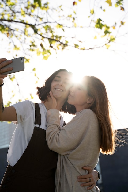 Coppia lesbica che scatta una foto insieme