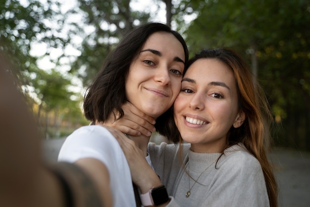 Coppia lesbica che scatta una foto insieme