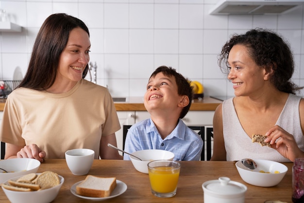 Coppia lesbica con il figlio che fa colazione