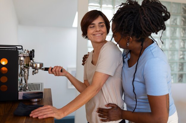 Coppia lesbica di tiro medio che fa il caffè