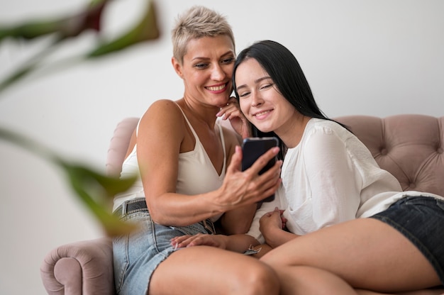 Coppia lesbica prendendo selfie