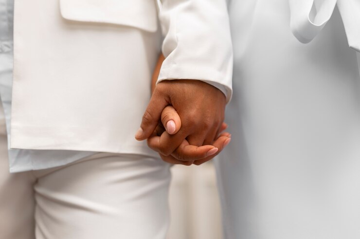 Coppia lesbica vestita di bianco durante il loro matrimonio