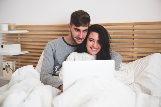 Coppia navigare in internet dal letto