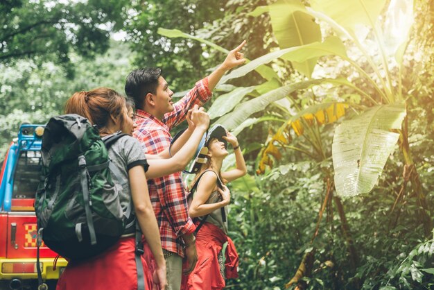 Coppia o amici che navigano insieme sorridente felice durante l&#39;escursione di campeggio viaggio all&#39;aperto nella foresta