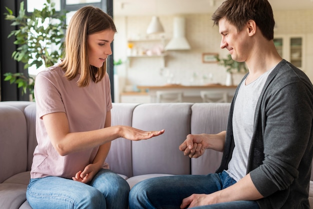 Coppia parlando usando il linguaggio dei segni