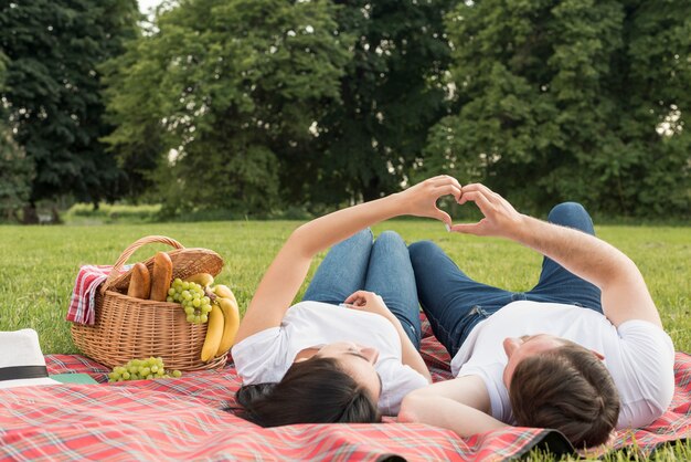 Coppia posa su una coperta da picnic