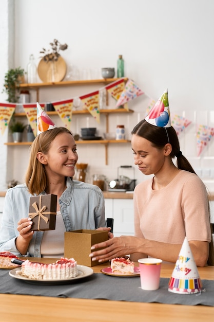 Coppia queer che festeggia il compleanno insieme