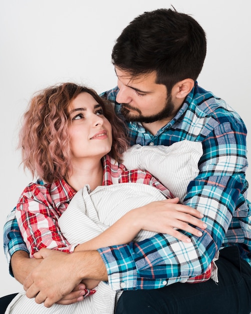 Coppia romantica abbracciata per San Valentino