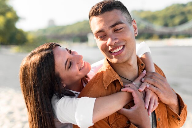 Coppia romantica di smiley trascorrere del tempo insieme in spiaggia