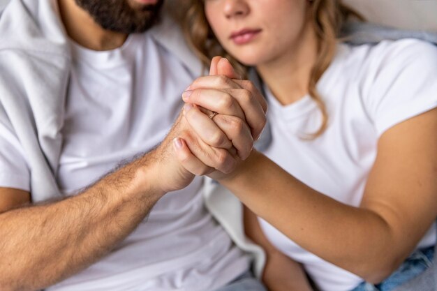 Coppia romantica mano nella mano sul divano di casa