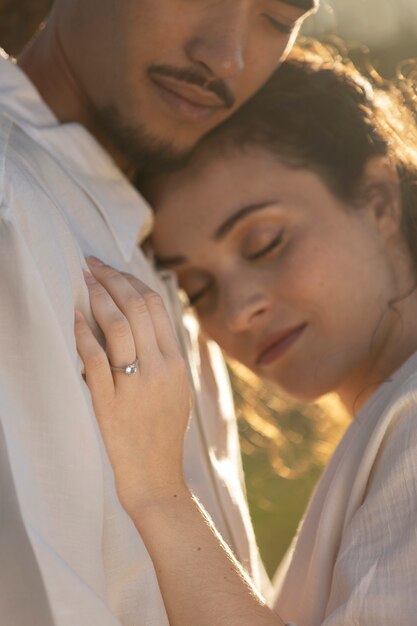 Coppia romantica vista laterale con anello di fidanzamento