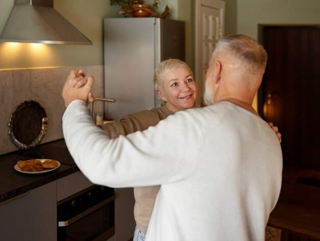 Coppia senior ballare a casa