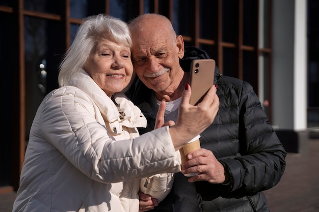 Coppia senior del colpo medio che prendono selfie