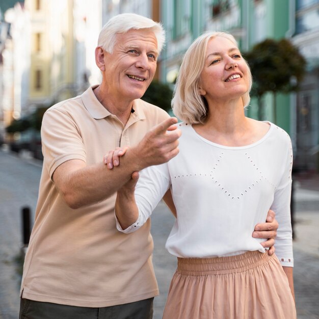 Coppia senior di smiley all'aperto in città