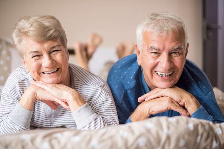 Foto gratuito coppia senior in pigiama sul letto