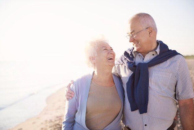 Coppia senior in spiaggia, il pensionamento e il concetto di vacanze estive