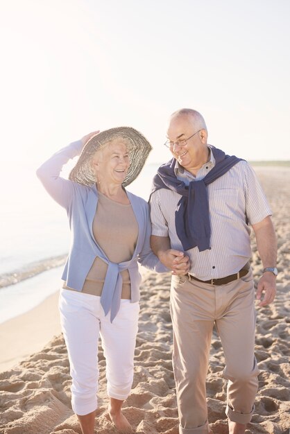 Coppia senior in spiaggia, il pensionamento e il concetto di vacanze estive