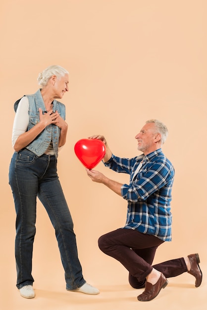 Coppia senior moderna con il concetto di amore