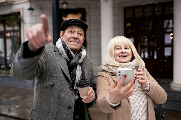 Coppia senior sorridente del colpo medio in città