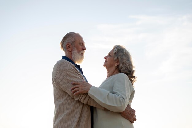 Coppia senior storia d'amore a tiro medio