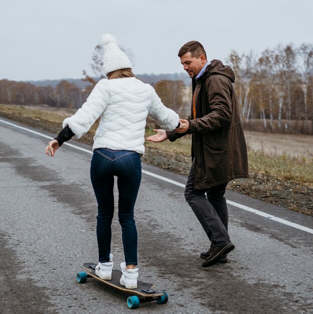 Coppia skateboard all'aperto insieme sulla strada