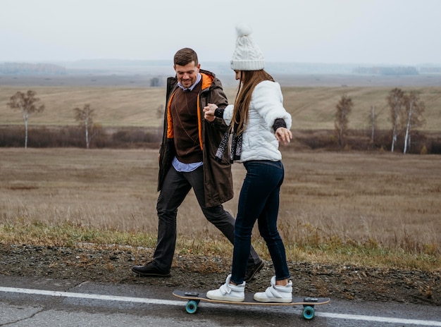 Coppia skateboard all'aperto sulla strada