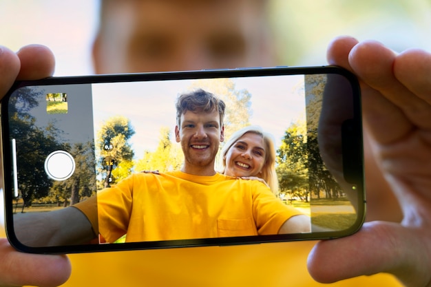 Coppia sorridente di vista frontale che prende selfie