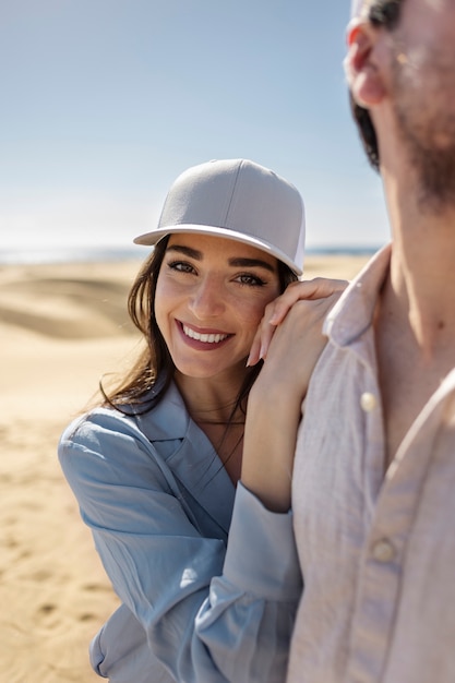 Coppia sorridente di vista frontale nel deserto