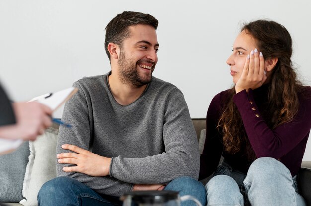 Coppia sorridente ravvicinata alla terapia