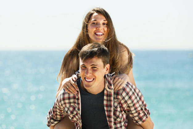 Coppia sorridente sulla spiaggia assolata