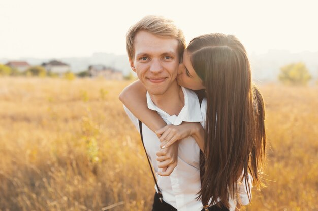 Coppia spensierata che si diverte insieme, godendo amore, fresco