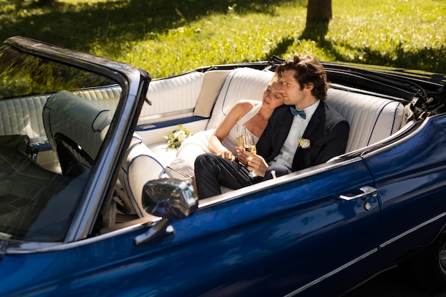 Coppia sposata vista laterale in auto